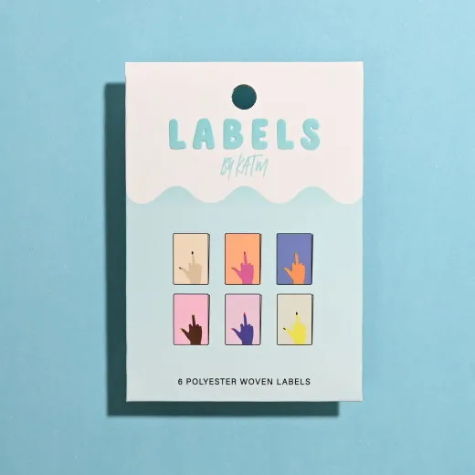 Verpackung Middle Finger Mini Hands Verpackungsschachtel mit sechs Mittelfalz-Labels in verschiedenen Hautfarbtönen mit Mittelfinger-Motiv.