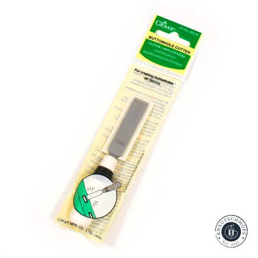 Verpackung mit Knopflochaufschneider Clover Button Hole Cutter in der Originalverpackung, leicht angeschrägt fotografiert.