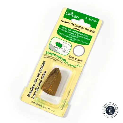 Clover Natural Fit Lederfingerhut Größe S in der Originalverpackung, leicht angeschrägt fotografiert.