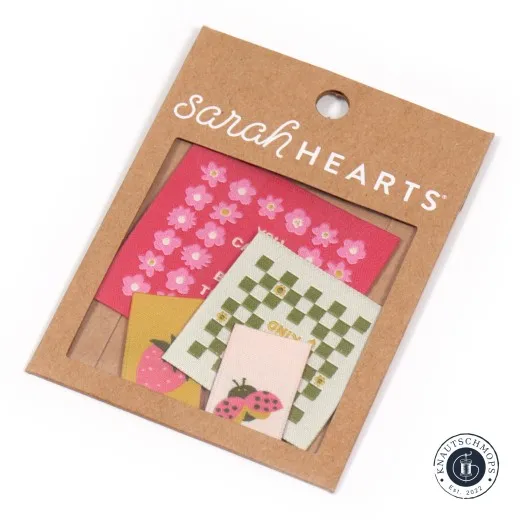 Sarah Hearts Weblabel-Multipack „Joyful June“ mit vier verschiedenen Designs, sichtbar durch das Fenster der Verpackung.