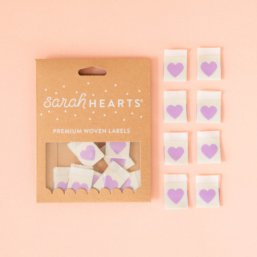 Verpackung Purple Heart Labels Sarah Hearts Verpackungskarton mit 8 cremefarbenen Weblabels mit lila Herz-Motiv.