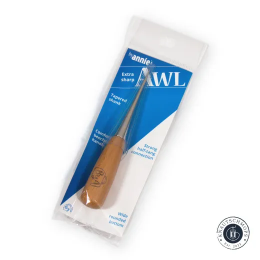Verpackung schräg ByAnnie's Extra-Sharp Awl in der Originalverpackung mit Beschreibung "Tapered shank" und "Strong half-tang connection".