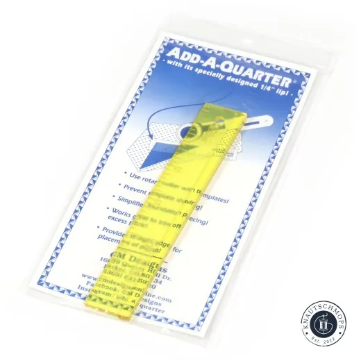 Verpackung, Schrägansicht Verpackung des Add-A-Quarter-Lineals (6 Zoll) von CM Designs, schräg fotografiert.