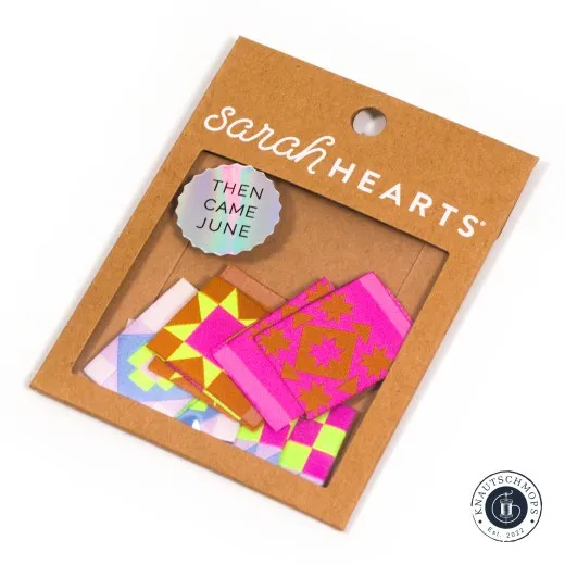 Sarah Hearts x Then Came June Weblabel „Quilt Block" in der Sichtfensterverpackung, schräg fotografiert.