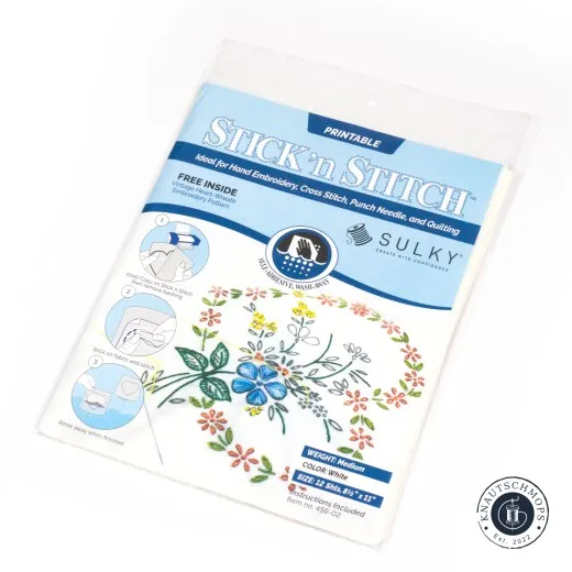 Verpackte Sulky-Stick-'n-Stitch-Bögen mit Instruktionsgrafik und Blumenkranz-Stickmuster als Beispiel.