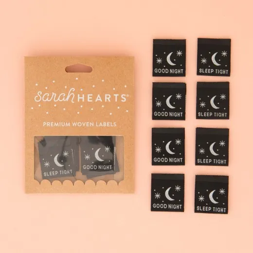 Verpackung der Sarah Hearts Weblabel „Good Night Sleep Tight" mit acht losen Etiketten in Mond- und Sternendesign auf rosafarbenem Hintergrund.