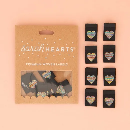 Verpackung der Sarah Hearts Weblabel „Metallic Rainbow Heart" mit acht schwarzen Etiketten und buntem Metallic-Herz.