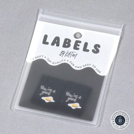 Verpackung You're a Good Egg Verpackung der Kylie and The Machine Weblabels 'You're a Good Egg' mit zwei sichtbaren Labeln.