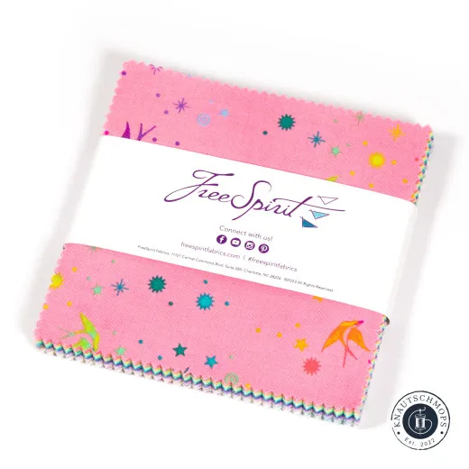 Tula Pink Charm Pack „True Colors – Fairy Dust“ in der Original-Verpackung mit Banderole, leicht angeschrägt fotografiert.