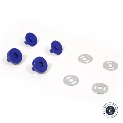Vier kräftig blaue Magnet-Druckknopf-Hälften und vier ovale Metall-Unterlegscheiben locker auf weißem Untergrund verteilt.