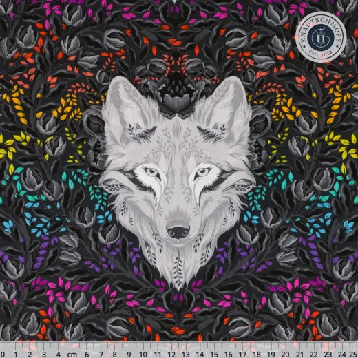 Nahaufnahme des Wolfskopf-Musters „Wolf of Pink Street" mit bunten Blättern auf Carbon-Grund, Lineal zum Größenvergleich.