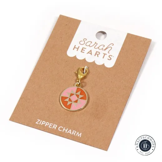 Sarah Hearts Zipper Charm „Quilt Star rund“ mit goldenem Karabiner auf der Original-Verpackungskarte.