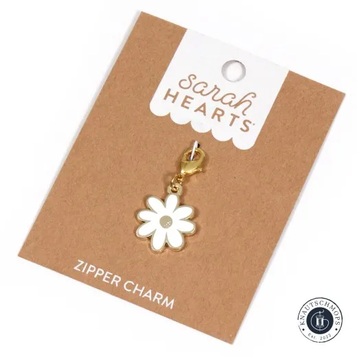 Zipper Charm auf Verpackungskarte Sarah Hearts Zipper Charm „White Daisy“ in Form einer weißen Gänseblümchenblüte mit Karabiner auf der Verpackungskarte.