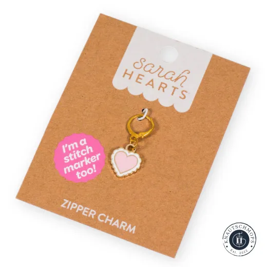 Zipper Charm auf Verpackungskarte Sarah Hearts Zipper Charm „Sweet Heart“, zugleich Maschenmarkierer, auf der Original-Verpackungskarte.
