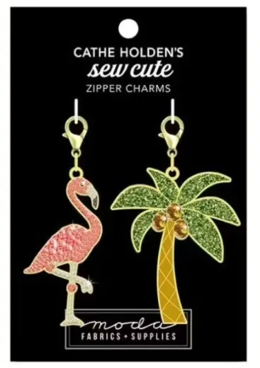Zipper Charms Flamingo & Palme Zwei glitzernde Emaille-Anhänger von Cathe Holden: ein Flamingo mit Strasssteinen und eine Palme mit Kokosnüssen, auf Verpackungskarte.