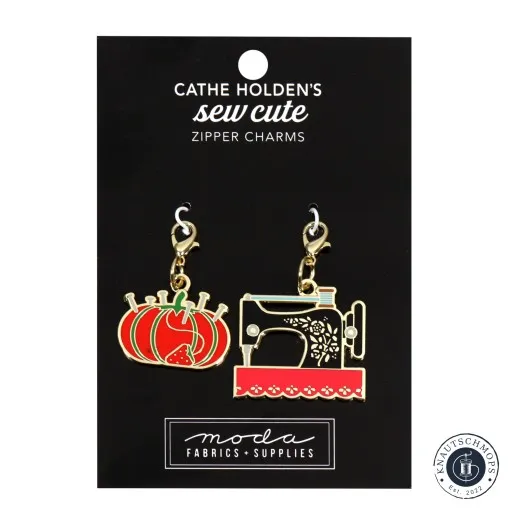Zipper Charms Nähmaschine & Nadelkissen Zwei goldene Emaille-Anhänger von Cathe Holden: eine Nähmaschine und ein rotes Tomaten-Nadelkissen, auf Verpackungskarte.