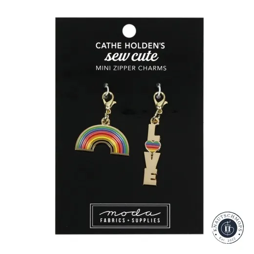 Zipper Charms Regenbogen & 'Love' Zwei goldene Emaille-Anhänger von Cathe Holden: ein Regenbogen und der Schriftzug 'Love' mit Herz, auf Verpackungskarte 'Mini Zipper Charms'.