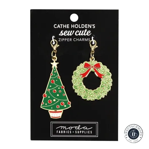 Zwei goldene Emaille-Anhänger von Cathe Holden: ein geschmückter Weihnachtsbaum und ein Türkranz mit roter Schleife, auf Verpackungskarte.