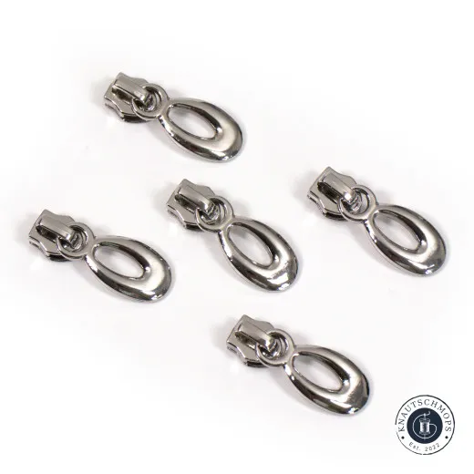 Fünf tropfenförmige Simply-Classic-Reißverschlussläufer in Nickel, freigestellt auf weißem Hintergrund.