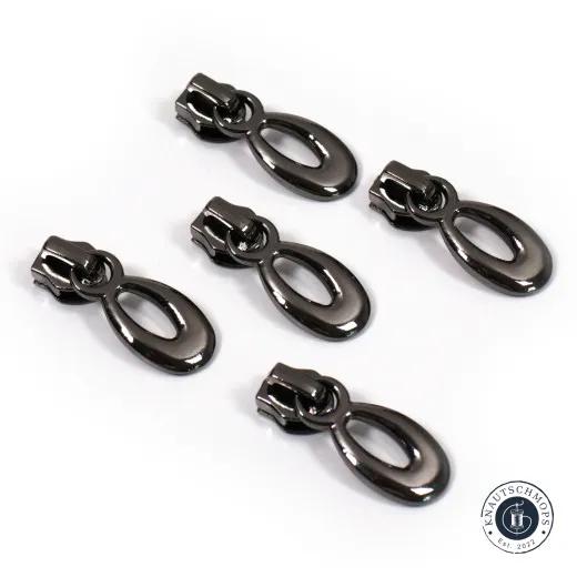 Fünf tropfenförmige Simply-Classic-Reißverschlussläufer in Gunmetal, freigestellt auf weißem Hintergrund.