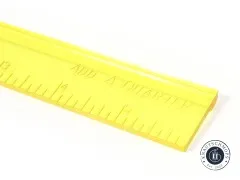 Nahaufnahme der speziell geformten 1/4-Zoll-Lippe des Lineals mit Zoll-Markierungen.