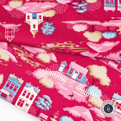 Gefalteter Tilda Baumwollstoff Village Burgundy mit Häusern und Bäumen in Rosa und Blau auf Bordeaux