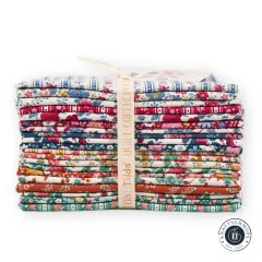Gestapelte Fat Quarters der Kollektion Village Life mit Tilda Quilt Collection Banderole