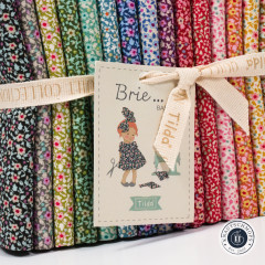 Detailansicht des Bundles mit Etikett Brie Basics und changierenden floralen Musterstoffen
