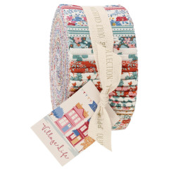Seitenansicht des aufgerollten Tilda Fabric Jelly Roll mit den gestreiften Schnittkanten der 40 Stoffstreifen der Kollektion Village Life.