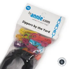 Bunte XL-Zipper in der Verpackung, Ansicht von oben mit Etikett ByAnnie's Zippers by the Yard