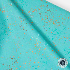Türkiser Speckled Baumwollstoff diagonal gefaltet, kupferfarbene und braune Farbsprenkel im Detail