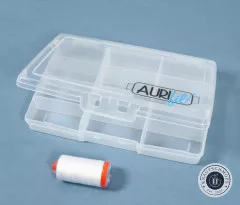 Aurifil Storage Case mit 50wt Garnspule Weiß (Aufbewahrungsdose)