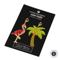 Die Zipper-Charms-Karte mit Flamingo- und Palmen-Anhänger in schräger Perspektive.