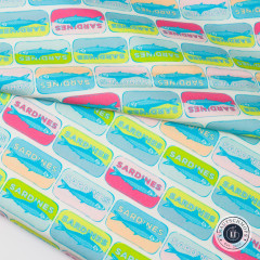 Sardinen-Stoff Mar de Sardinhas locker gelegt, türkise Fische auf pink, gelb und rosa Flächen