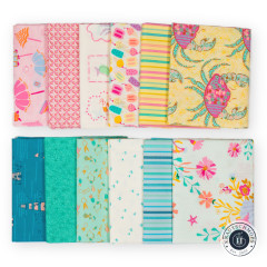 12 Fat Quarter der Kollektion Island Life in zwei Reihen: Rosa- und Gelbtöne oben, Mint- und Petroltöne unten