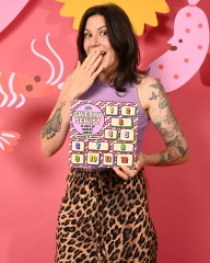 Frau hält den pinken KATM Sweary Sewist Adventskalender 2026 vor pinkem Hintergrund