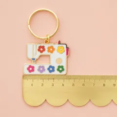 Sarah Hearts - Schlüsselanhänger - Daisy Sewing Machine Enamel