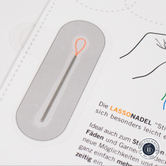 Nahaufnahme der Lasso Nadel mit oranger Lassoschlaufe im Blister der Verpackung