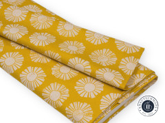 Zusammengelegter Stoffballen zeigt den Faltenwurf des Sunshine-Designs in Naturweiß auf Goldgelb.