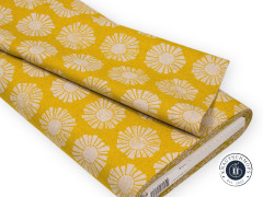 Zusammengelegter Canvasballen zeigt den Faltenwurf des Sunshine-Designs in Naturweiß auf Goldgelb.