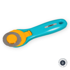 OLFA Rollschneider RTY-2/C in Aqua mit 45-mm-Rundklinge und gelbem Klingenhalter, seitliche Ansicht