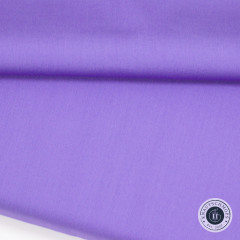 Nahaufnahme der weich fallenden lila Baumwoll-Popeline Pure Solids Amethyst