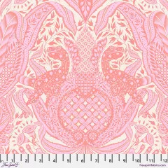 Tula Pink Baumwoll Designerstoff - ROAR! - Gift Rapt - Blush