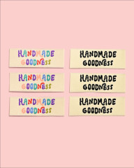 Sechs 'Handmade Goodness'-Banner-Labels, drei bunt und drei in Creme mit schwarzer Schrift
