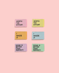 Alle sechs Mini-Labels mit Herzchen und den Sprüchen in Pastelltönen nebeneinander.