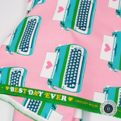 Nahaufnahme der bedruckten Webkante mit dem Schriftzug „Best Day Ever“ und Designerangabe „Melody Miller“.