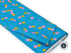 Gefaltete Stoffbahn mit dem Cherry-Friends-Muster in Bright Blue, zeigt die Musterdichte im Stapel.