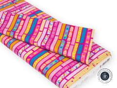 Der magentafarbene Washi-Tape-Stoff gefaltet und drapiert auf weißem Untergrund.