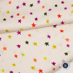 Gefalteter Sternenstoff Starry Spooky Natural mit bunten Sternen auf cremefarbenem Grund