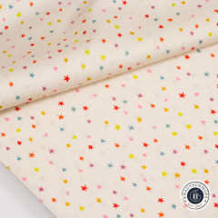 Gefalteter Stoff Mini Starry Multi mit kleinen bunten Sternen auf cremefarbenem Grund
